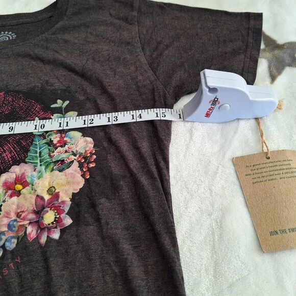 NWT-The Mountain Woman Nasty Lips Flowers Medium Graphic T-Shirt Gift‎ Biker - Picture 8 of 8